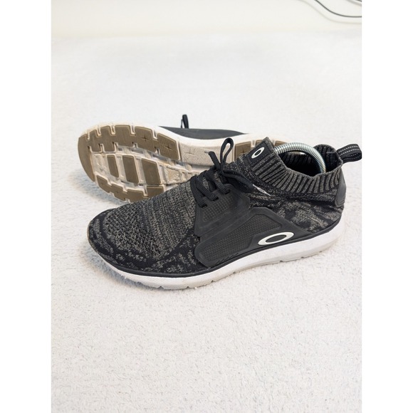Oakley Men's 9.5 Stride 2.0 Running Sneakers In Grenadine  Gray Black shoes - Picture 1 of 7